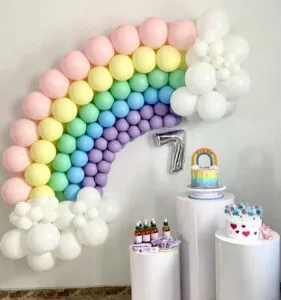 Décoration ballons arc-en-ciel anniversaire