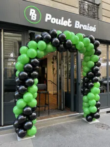 Décoration inauguration restaurant arche ballons