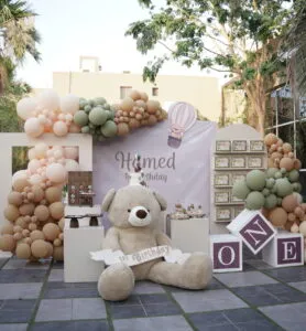 Décoration d'anniversaire avec ballons et ours en peluche