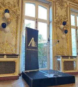 Décoration pupitre conférence avec ballons