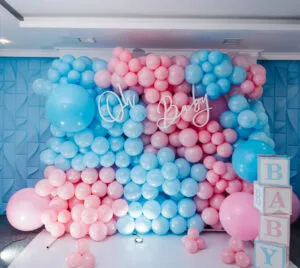 Mur de ballons rose et bleu pour baby-shower en Île de France